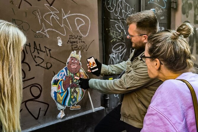 Street Art and Alternative Tour in Budapest - Reading murals, stickers, and political messages
