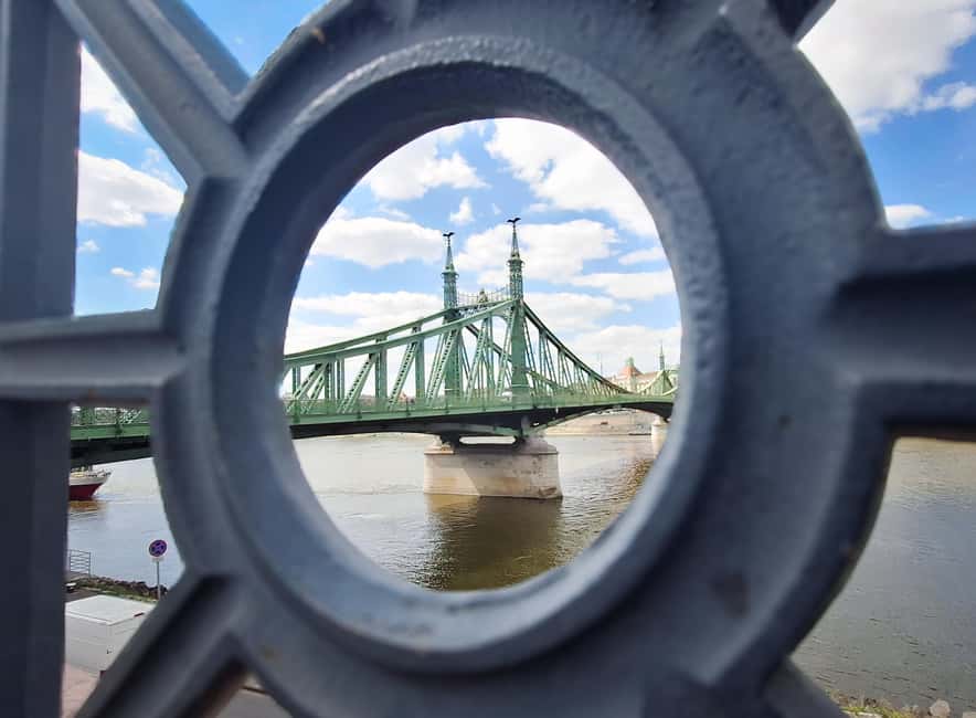 Street photography with your smartphone, tour of Budapest - Kálvin Square and the art of finding a good angle