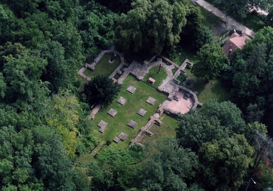 Walk to recent and aged spiritual sanctuaries near Budapest - The optional climb to Kaán Károly lookout tower